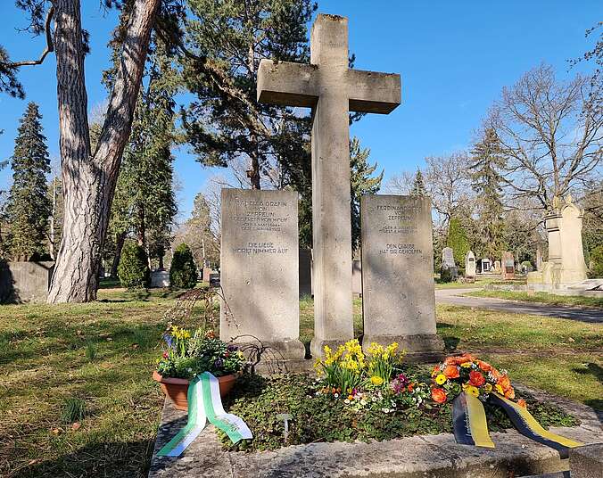 Blumenschmuck auf der Grabstelle des Grafen auf dem Pragfriedhof Stuttgart