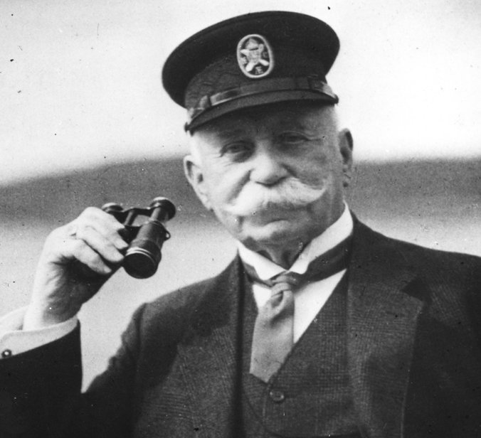 Ferdinand Graf von Zeppelin mit Fernglas