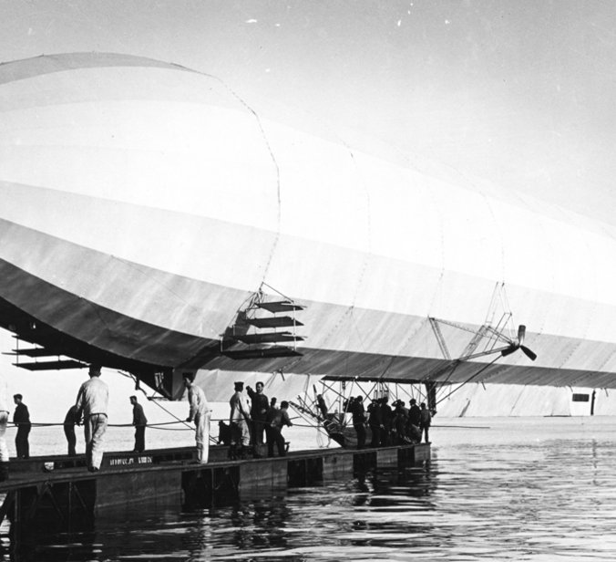 Historischer Zeppelin legt auf Bodensee an