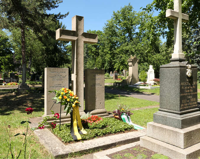 Blumenschmuck auf der Grabstelle des Grafen auf dem Pragfriedhof Stuttgart