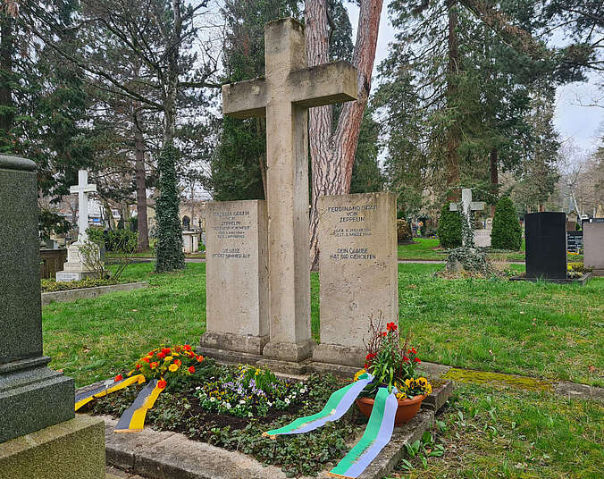 Grabstätte Graf Zeppelin, Stuttgarter Pragfriedhof, mit Blumenschale