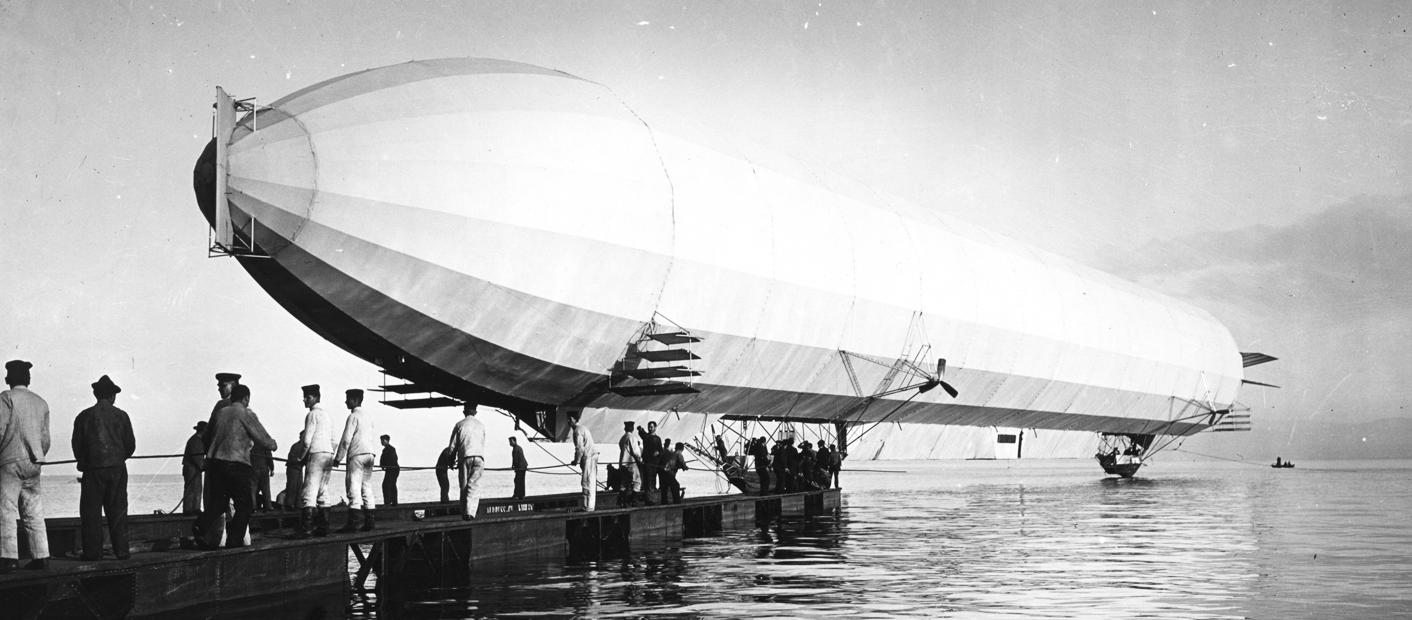 Historischer Zeppelin parkt auf Bodensee