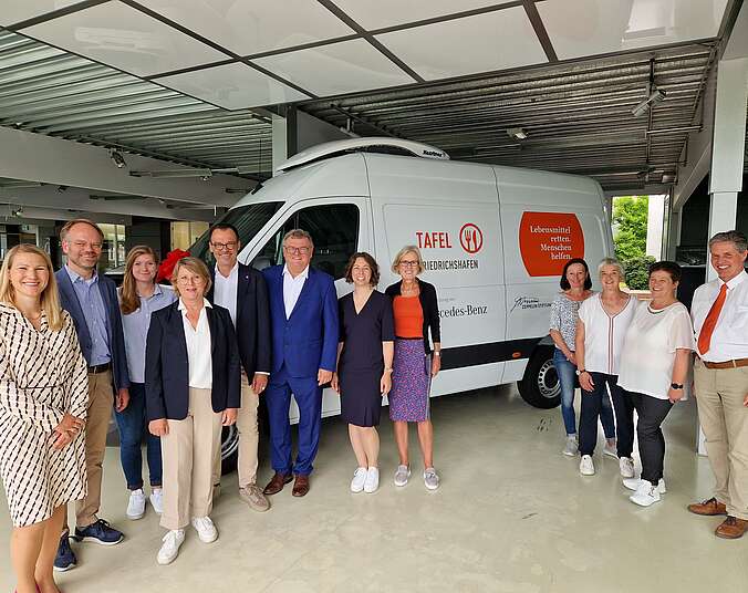 Übergabe des neuen Fahrzeuges von Mercedes-Benz an die Tafel Friedrichshafen